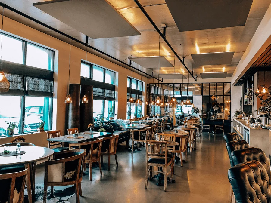 Eyja Guldsmeden Hotel lobby and bar with tables