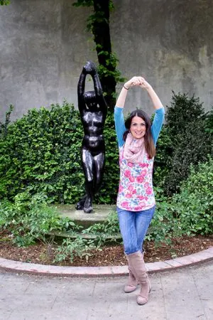 Blogging tips photography example of brunette girl posing next to statue