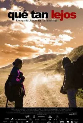 Que tan lejos movie poster with two people on road with clouds and yellow-orange glow in the sky